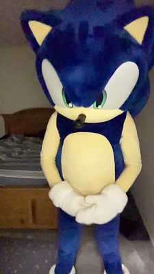 Sonic rubbing his crotch part 1