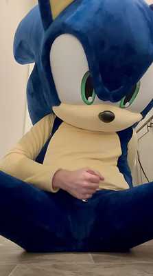 Sonic cums sitting on the floor