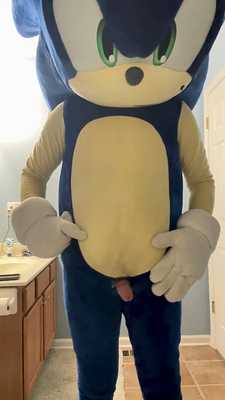 Sonic teases and dances for you