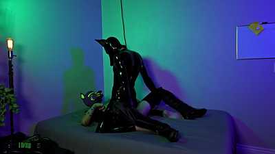 Latex Jackal rides the cum out of pup