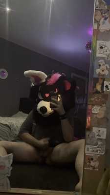 Vixan jerks himself off