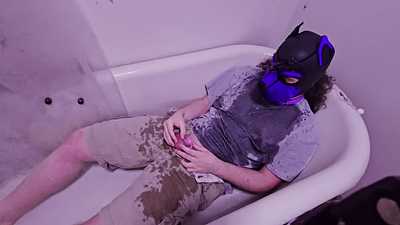 Pissing on myself in the tub!~