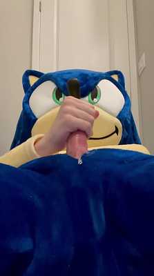 Get a good look at Sonic’s butt as he busts! [old]