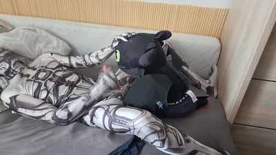 Toothless (drake) and his friend in overal, so sexy.