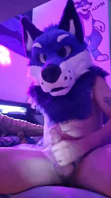 Apollo watches porn and plays with himself😈