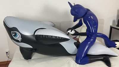 Blue rubber fox on orca with SPH