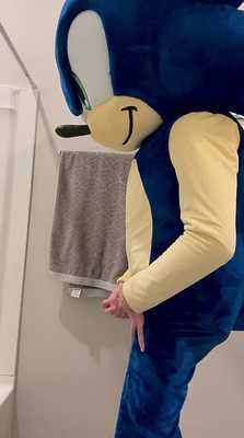 Sonic cumming side view.